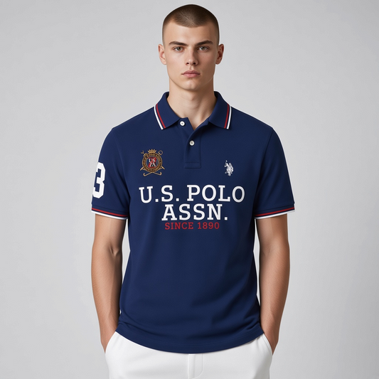 Hombre vistiendo polo azul marino de www.treshop.com.co con logo bordado, cuello en contraste y estampado frontal