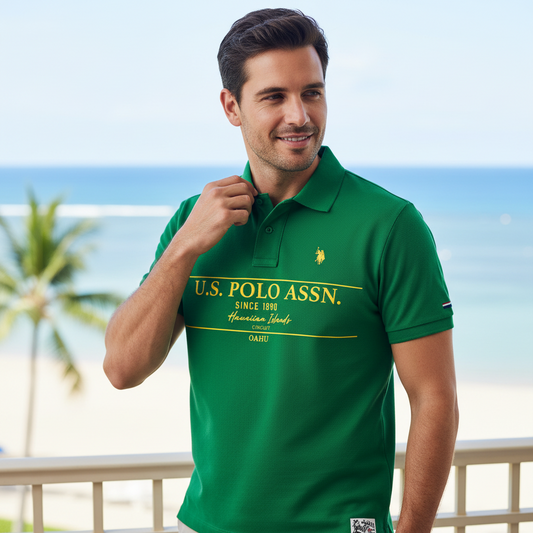 Hombre vistiendo polo verde U.S. Polo Assn. con estampado hawaiano y logo bordado en un entorno de playa tropical