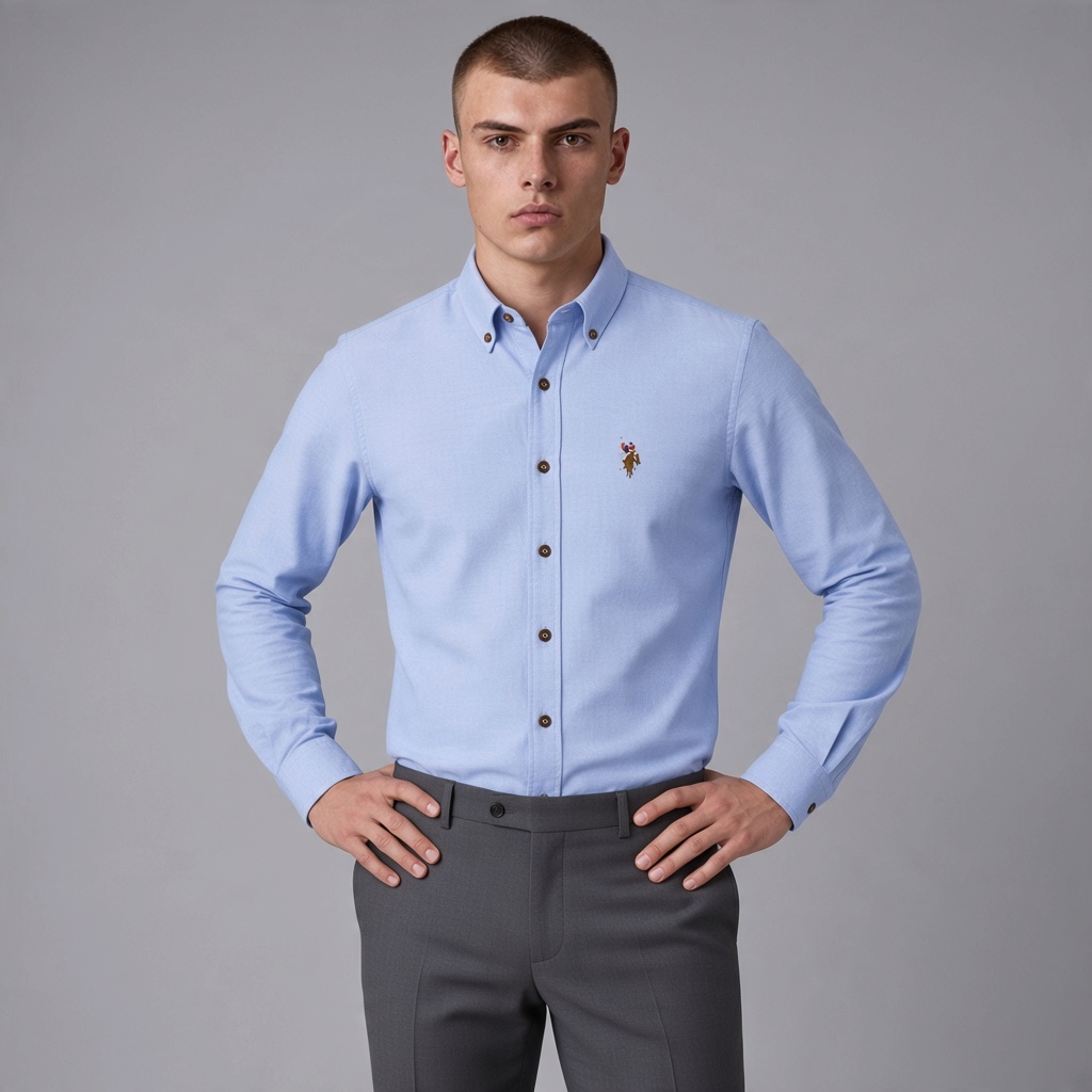 Hombre vistiendo camisa azul claro de manga larga www.treshop.com.co con cuello button-down y logo bordado en pecho