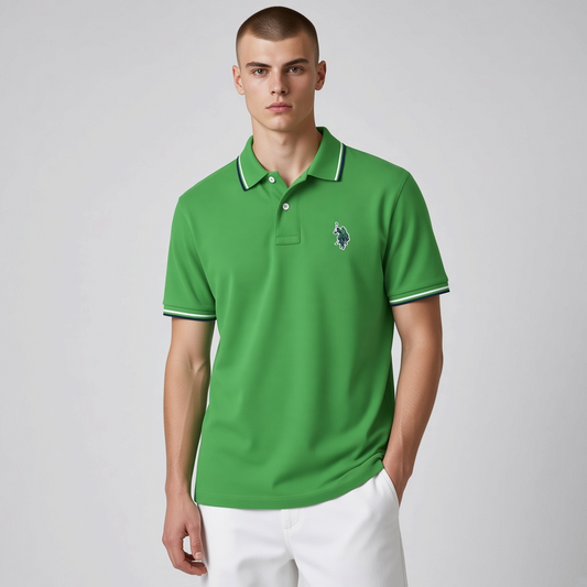Camisa polo verde de algodón www.treshop.com.co con detalles en contraste en cuello y mangas y logo bordado en pecho