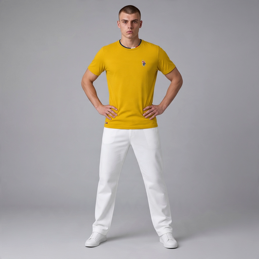Hombre vistiendo camiseta amarilla de algodón U.S. POLO ASSN. con cuello redondo y logo bordado en www.treshop.com.co