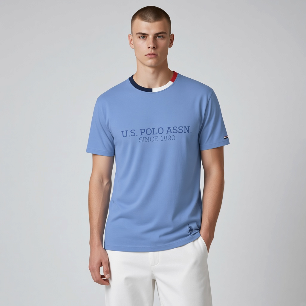 Camiseta azul claro de algodón U.S. POLO ASSN. con cuello redondo tricolor y logo en www.treshop.com.co