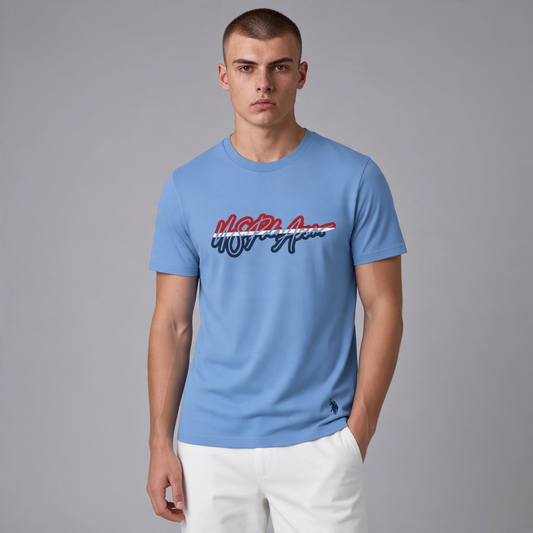 Hombre vistiendo camiseta azul claro de algodón www.treshop.com.co con logo estampado y cuello redondo