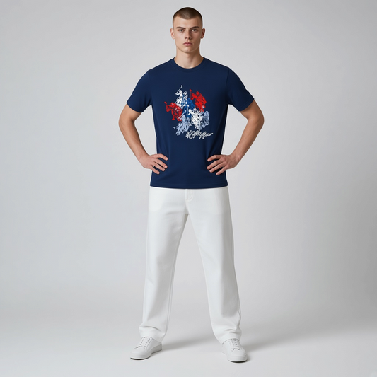 Hombre vistiendo camiseta azul marino de algodón www.treshop.com.co con estampado gráfico de polo en rojo y blanco