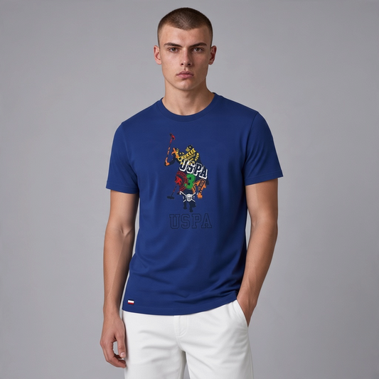 Hombre vistiendo camiseta azul de algodón de www.treshop.com.co con estampado gráfico colorido y logo de U.S. Polo Assn.