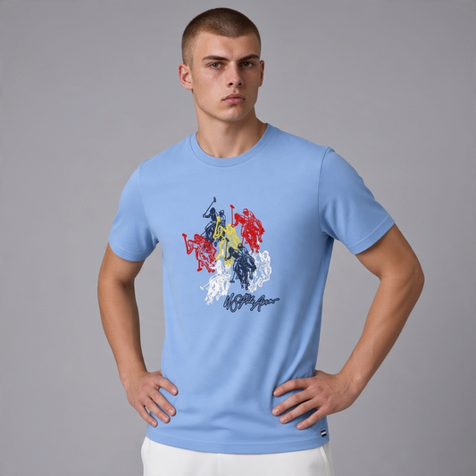 Hombre vistiendo camiseta azul claro de algodón www.treshop.com.co con estampado frontal deportivo de polo