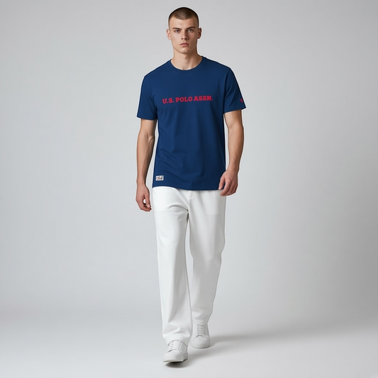 Hombre vistiendo camiseta azul marino de algodón de www.treshop.com.co con logo rojo U.S. POLO ASSN. en el pecho