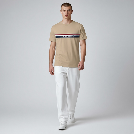 Hombre vistiendo camiseta beige de algodón www.treshop.com.co con franja horizontal y logo U.S. Polo Assn. bordado