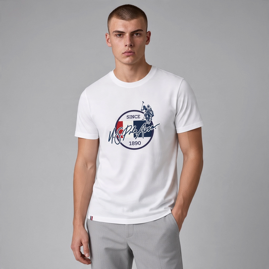 Hombre vistiendo camiseta blanca de algodón www.treshop.com.co con estampado gráfico central de U.S. Polo Assn.