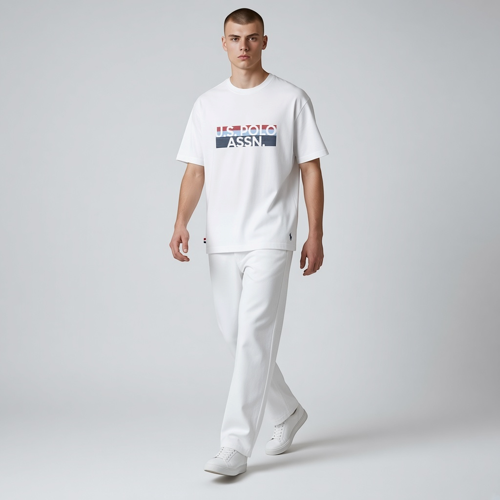 Hombre vistiendo camiseta blanca de algodón U.S. Polo Assn. con logo estampado y cuello redondo sobre fondo gris