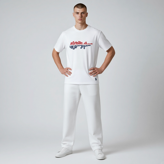 Hombre vistiendo camiseta blanca de manga corta www.treshop.com.co con estampado frontal rojo y azul y logo bordado