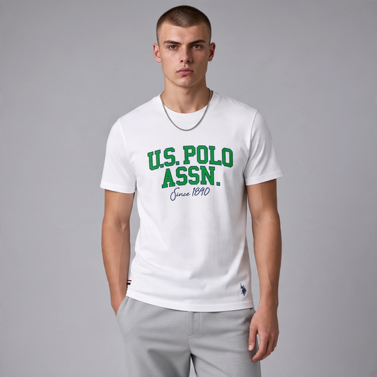 Camiseta blanca de hombre www.treshop.com.co con logo U.S. POLO ASSN. en verde y azul marino, corte clásico.