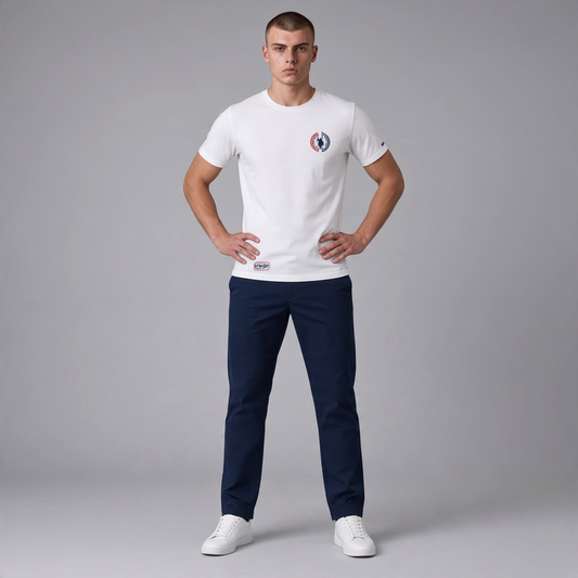 Hombre vistiendo camiseta blanca de algodón U.S. Polo Assn. de www.treshop.com.co con logo en el pecho y cuello redondo