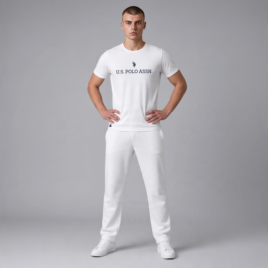 Hombre vistiendo camiseta blanca de manga corta U.S. POLO ASSN. con logo azul marino en www.treshop.com.co