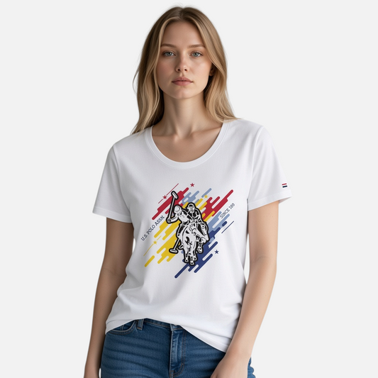Mujer vistiendo camiseta blanca de algodón U.S. POLO ASSN. con estampado gráfico deportivo en www.treshop.com.co