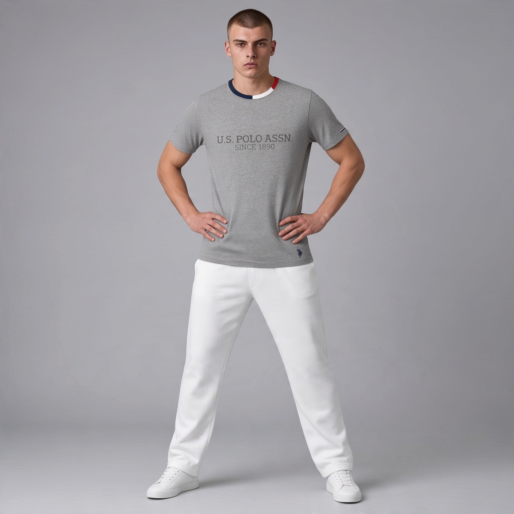 Hombre vistiendo camiseta gris jaspeado de algodón www.treshop.com.co con logo y cuello tricolor, corte regular fit.