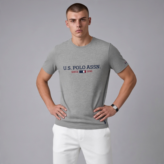 Camiseta gris jaspeado de algodón www.treshop.com.co con logo U.S. POLO ASSN. y estampado frontal para hombre