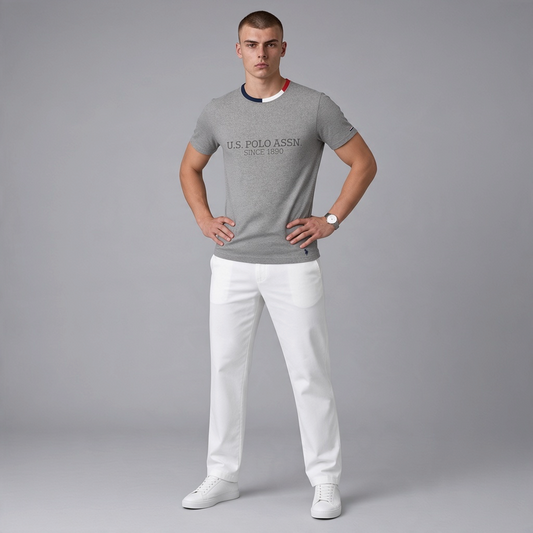 Hombre vistiendo camiseta gris jaspeado www.treshop.com.co con cuello tricolor y logo estampado en el pecho