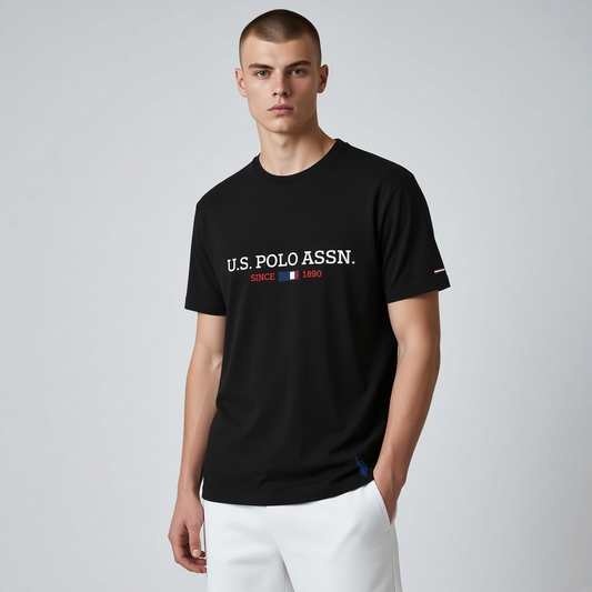 Camiseta negra de algodón para hombre de www.treshop.com.co con logotipo U.S. POLO ASSN. estampado en el pecho