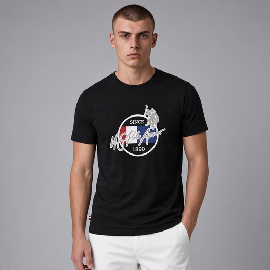 Camiseta negra de algodón para hombre de www.treshop.com.co con estampado gráfico circular y logo de U.S. Polo Assn.