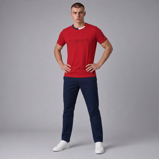Hombre vistiendo camiseta roja de algodón www.treshop.com.co con logo U.S. POLO ASSN. y cuello redondo tricolor