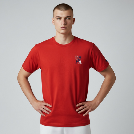 Hombre vistiendo camiseta roja de algodón U.S. POLO ASSN. con cuello redondo y logo estampado en www.treshop.com.co