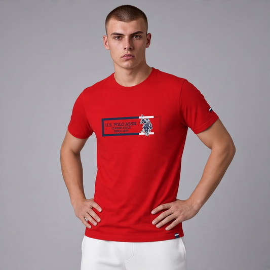 Hombre vistiendo camiseta roja de manga corta www.treshop.com.co con logo estampado frontal y cuello redondo