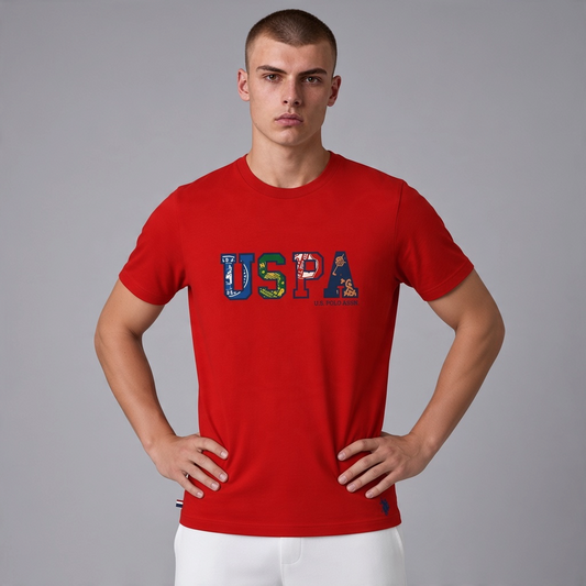 Hombre vistiendo camiseta roja de algodón www.treshop.com.co con estampado USPA frontal y cuello redondo