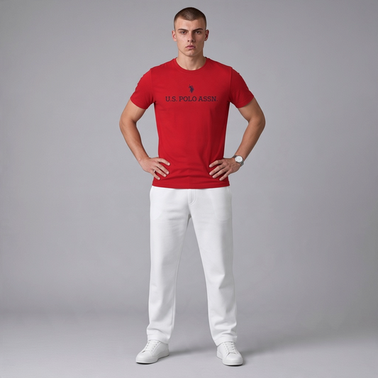 Hombre vistiendo camiseta roja de manga corta www.treshop.com.co con logotipo bordado y pantalones blancos