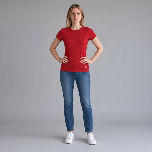 Modelo vistiendo camiseta roja de mujer www.treshop.com.co con logo bordado, combinada con jeans y tenis blancos