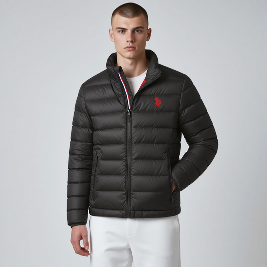 Chaqueta acolchada negra para hombre de www.treshop.com.co con logo rojo bordado y cuello alzado