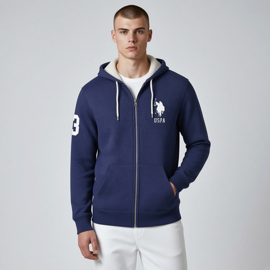 Hombre vistiendo chaqueta azul marino con capucha forrada en borrego y logo de www.treshop.com.co en el pecho