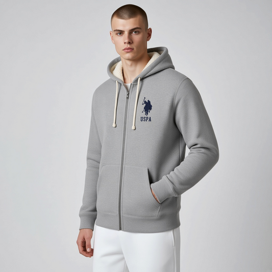Chaqueta gris con capucha y forro de borrego de www.treshop.com.co con cremallera y logo bordado en el pecho