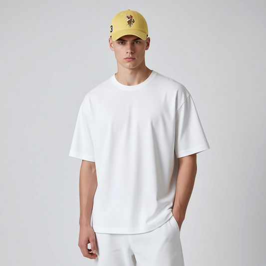 Modelo con gorra amarilla www.treshop.com.co de algodón con bordado de polo y número tres, estilo casual y deportivo.