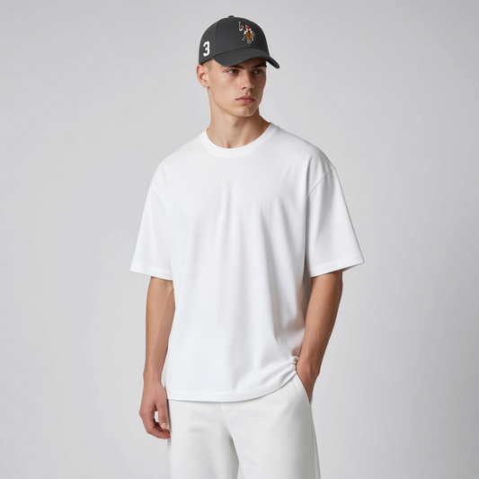 Modelo con gorra negra www.treshop.com.co con bordado de jugador de polo y número 3 lateral, estilo deportivo casual.