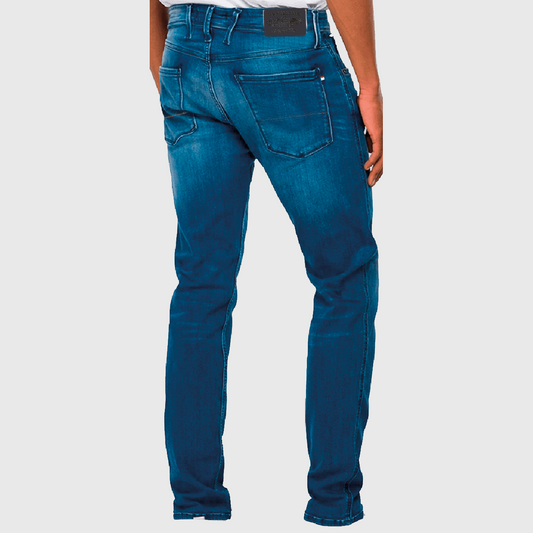 Vista trasera de jean azul para hombre de www.treshop.com.co con efecto de lavado y bolsillos funcionales