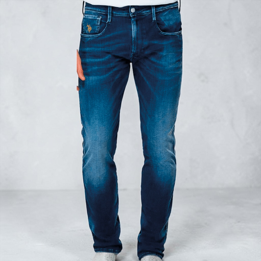 Jean slim fit azul oscuro para hombre de www.treshop.com.co con corte recto y logo bordado en el bolsillo