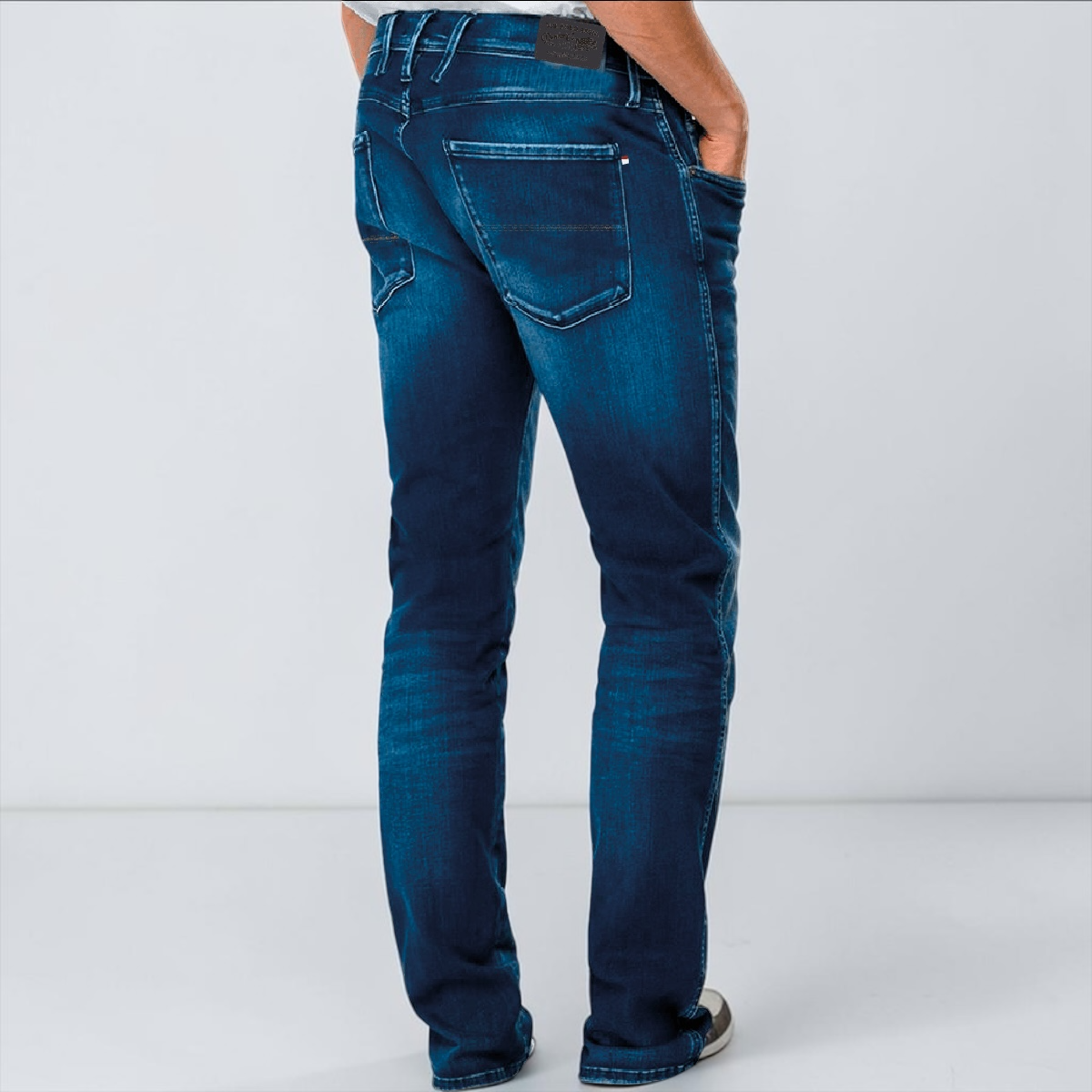 Jean slim fit azul oscuro de www.treshop.com.co con corte recto y detalle de logo bordado en el bolsillo trasero