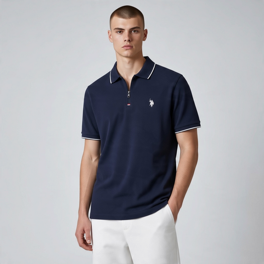 Hombre vistiendo polo azul marino de www.treshop.com.co con cremallera, detalles blancos y logo bordado en el pecho.