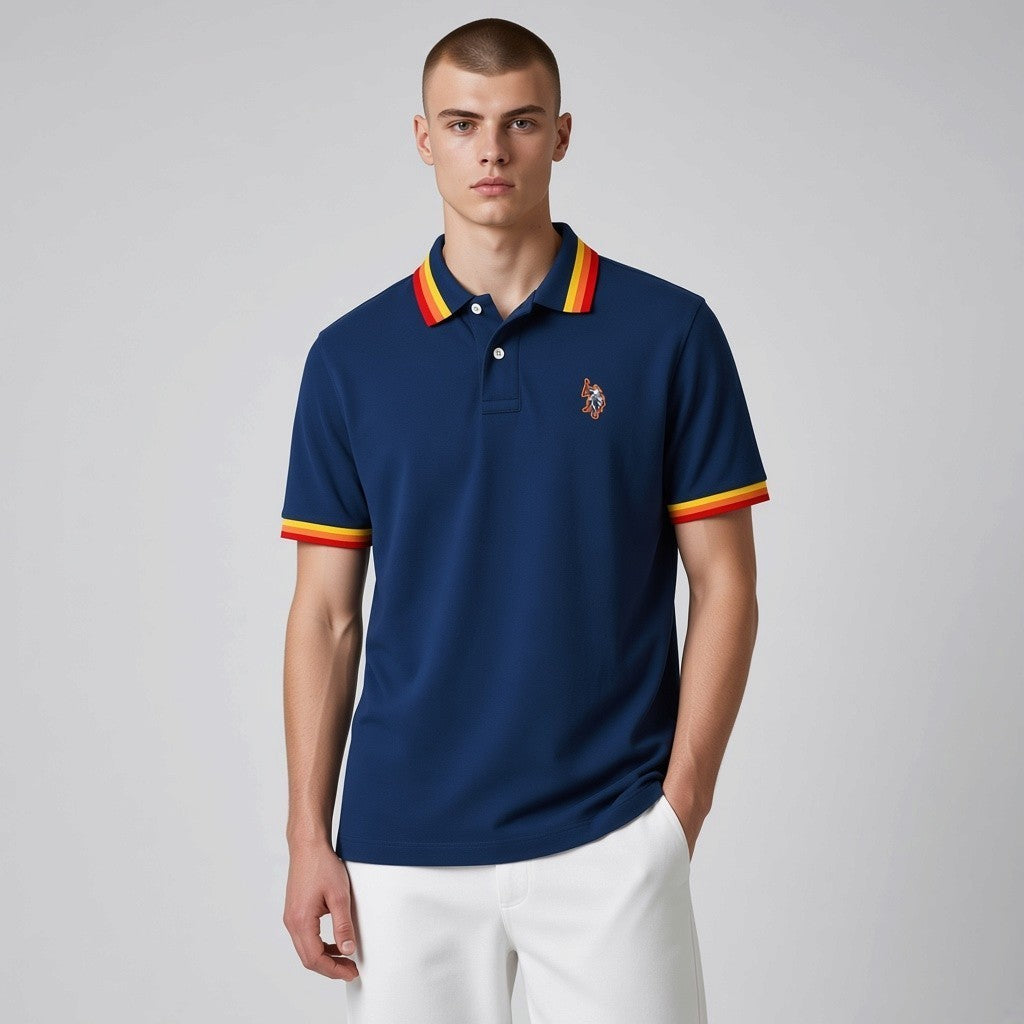 Hombre vistiendo polo azul marino de www.treshop.com.co con detalles de franjas coloridas en cuello y mangas