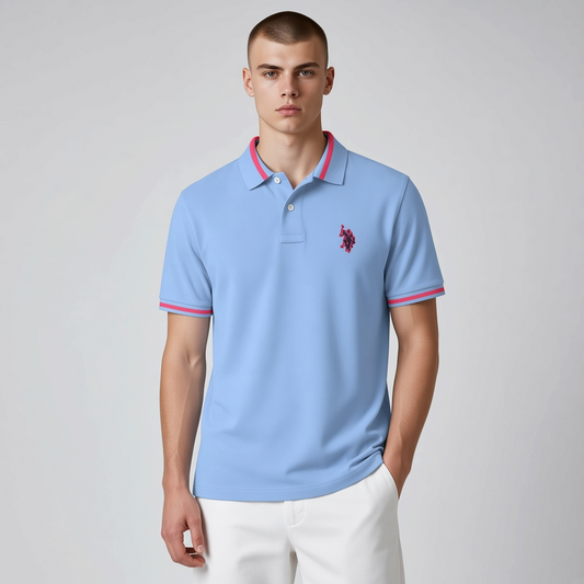 Polo www.treshop.com.co azul claro de algodón para hombre con detalles en rosa en cuello y mangas y logo bordado