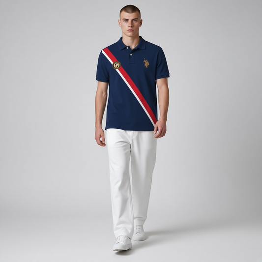 Hombre vistiendo polo azul marino de www.treshop.com.co con franja diagonal roja y blanca y logo bordado
