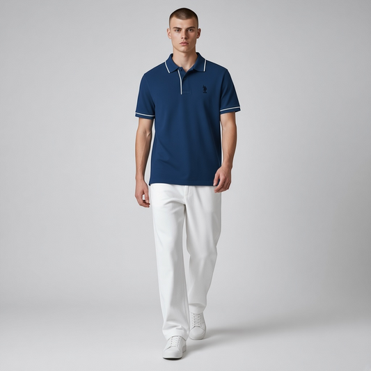 Modelo vistiendo polo azul marino de www.treshop.com.co con detalles blancos en cuello y mangas y logo bordado