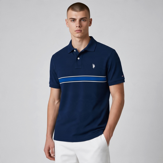 Hombre vistiendo polo azul marino U.S. Polo Assn. de www.treshop.com.co con franjas horizontales y logo bordado en el pecho