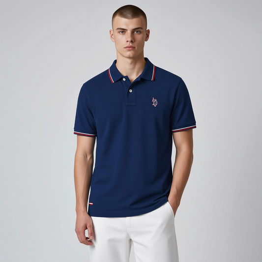 Hombre vistiendo polo azul marino www.treshop.com.co con detalles en contraste en cuello y mangas y logo bordado