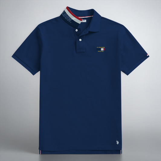 Camiseta polo azul marino para hombre de www.treshop.com.co con cuello estampado en rojo y blanco y logo bordado