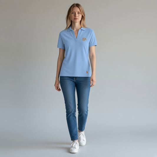 Modelo vistiendo polo azul claro de algodón U.S. POLO ASSN. de www.treshop.com.co con cuello en V y logo bordado