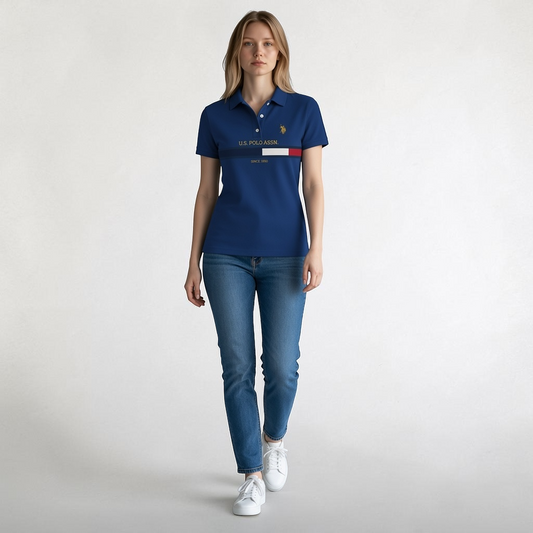 Mujer vistiendo polo azul de www.treshop.com.co con logo U.S. POLO ASSN. y detalles en bloques de color