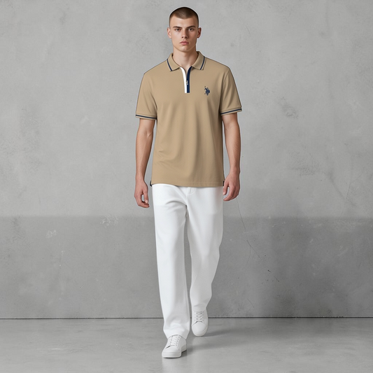 Hombre vistiendo polo beige de www.treshop.com.co con detalles en azul marino y blanco y logo bordado en el pecho