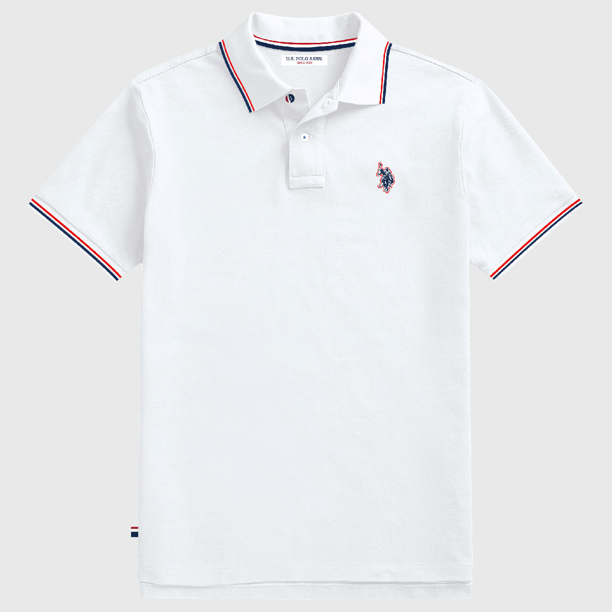 Polo blanco de hombre U.S. Polo Assn. de www.treshop.com.co con ribetes tricolores en cuello y mangas